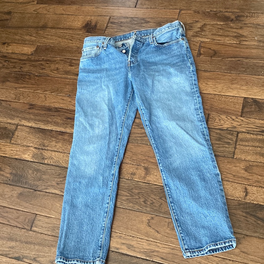 NWOT. Levi’s button fly 501 medium blue jeans. Size 28x32.